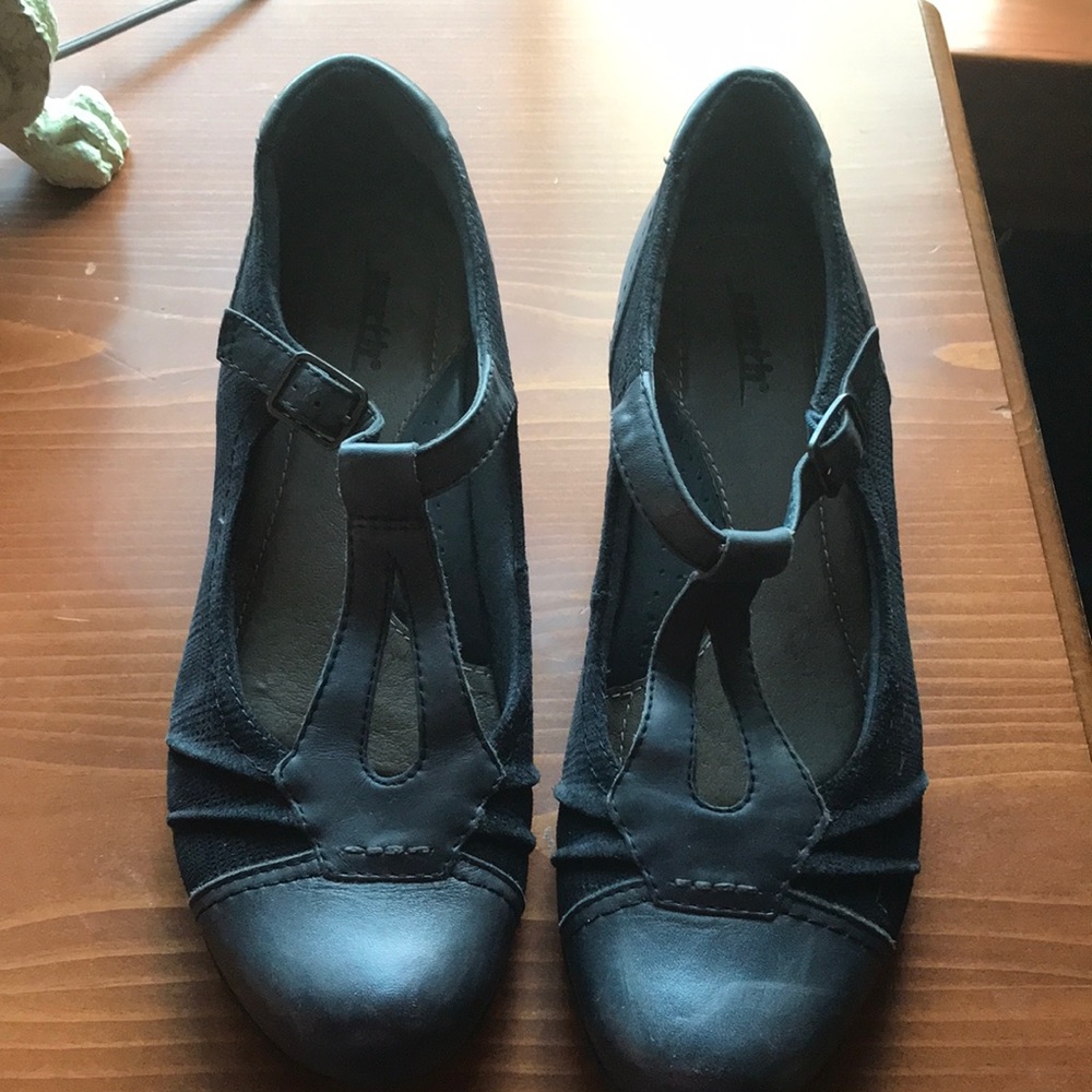 Very gently used Earth shoes